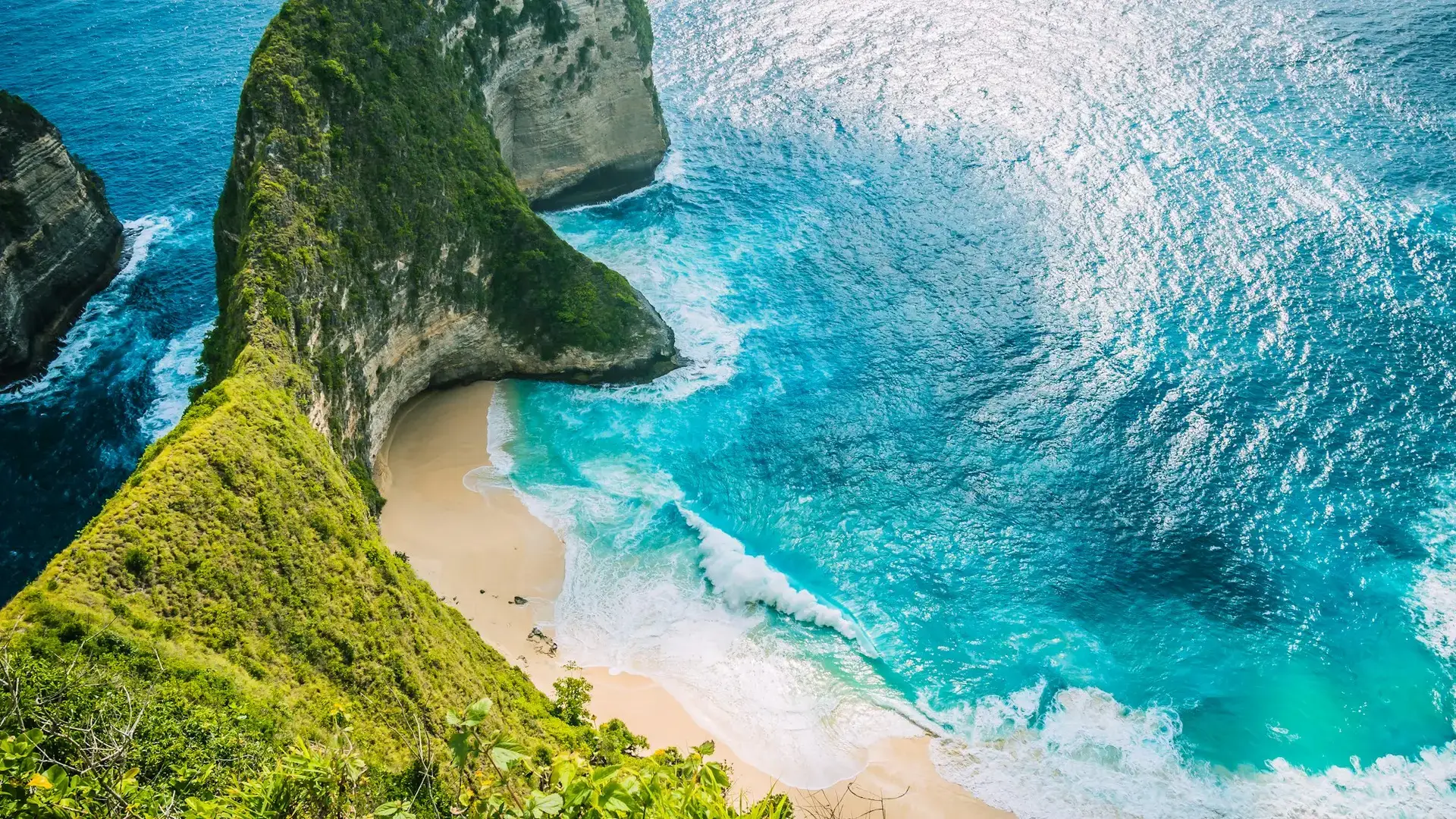 Turquoise waves beside Kelingking Beach on Nusa Penida